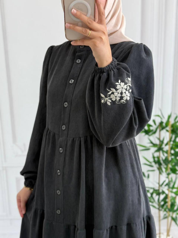 فستان قماش شانيل مع تطريز ورد